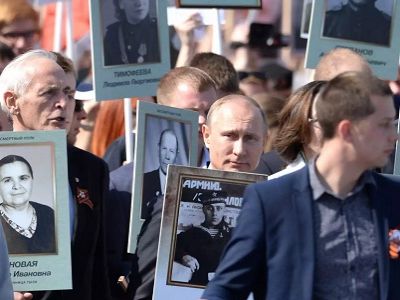 В.Путин на акции "Бессмертный полк". Москва, 9.5.15. Фото http://www.kremlin.ru/events/president/news/49442/photos