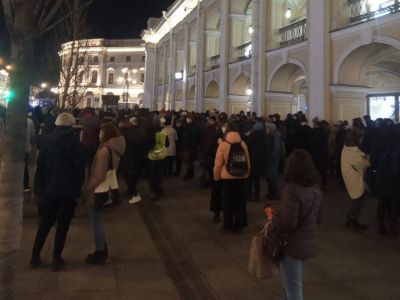 Протестующие против агрессии у станции метро "Гостиный двор", 1.03.22. Фото: t.me/nedimonspbinf